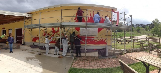 Le fasi di realizzazione del murale della Scuola provinciale Antincendi